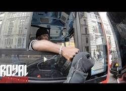 Enlace a Nada como encontrarte en la carretera a un conductor de autobuses con muy buen rollo