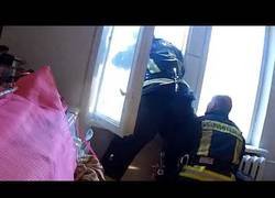 Enlace a Estos bomberos de letonia logran salvar la vida a una persona que se lanzó al vacío por un edificio