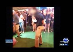 Enlace a Este agente del FBI fuera de servicio se puso a bailar y al caerse su pistola hirió a una persona del local