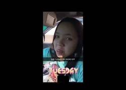 Enlace a Cada mañana esta chica trolea a su hermana mayo cuando la deja en la puerta del colegio con canciones ridículas