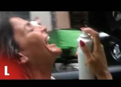 Enlace a Aída Nizar enloquecida, conduciendo sin manos por el centro de Madrid