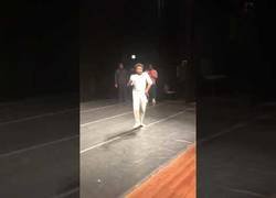 Enlace a Childish Gambino interpreta su gran éxito 