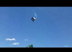 Enlace a Pasó un tornado por este lugar y se llevó por los aires el baño portátil