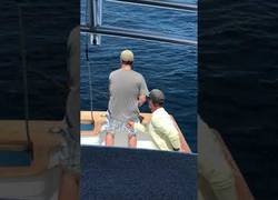 Enlace a Estaba intentando pescar y le gastan la broma más divertida que puedes hacer en ese momento