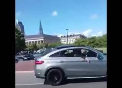 Enlace a Haciendo el bobo en una rotonda con un SUV