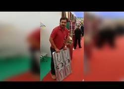 Enlace a El mejor vendedor del mundo es este hombre mostrando este maletín lleno de sorpresas