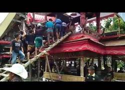 Enlace a El terrible final para este hombre que murió aplastado en el funeral de su madre aplastado por el ataud