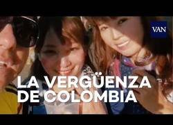 Enlace a Vergüenza ajena de este aficionado colombiano con gente japonesa en el Mundial de Rusia