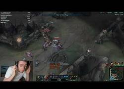 Enlace a Está grabando en directo y se oye en la calle como empiezan a pegar tiros