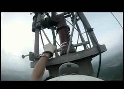 Enlace a La complicada tarea de cambiar una bombilla a 1768 pies de altura