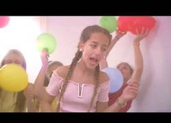 Enlace a Ariann, la hermana de Dalas Review se estrena junto a él en el mundo de la música con este hit de reggaeton