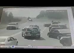 Enlace a La increíble potencia militar de este tanque que aplastó un coche en mitad de la carretera