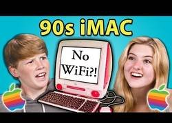 Enlace a Jóvenes actuales probando por primera vez el primer iMac