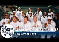 Enlace a Jimmy Fallon se junta con los Backstreet Boys a interpretar 'I want it that way' con instrumentos bien curiosos