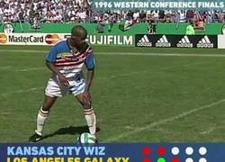 Enlace a La surrealista forma en la que se lanzaban los penaltis en los años '90 en Estados Unidos