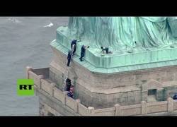 Enlace a Intenta escalar la Estatua de la Libertad el Día de la Independencia