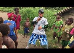 Enlace a Este bailarín coreano deja boquiabierto a todos estos niños en Nueva Guinea