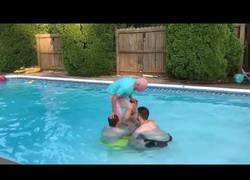 Enlace a Sus 81 años no son un impedimento para hacer un backflip en una piscina