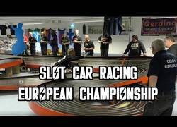 Enlace a El campeonato europeo de coches de Scalextric es simplemente brutal