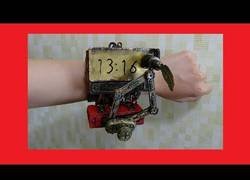 Enlace a Inventan un reloj capaz de actualizarse a cada minuto dibujando la hora al completo