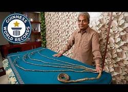 Enlace a El hombre con las uñas más largas del mundo finalmente se las ha cortado