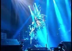 Enlace a Paulina Rubio la lía en pleno concierto intentando buscar el tono