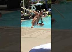 Enlace a Bochornosa escena de este borracho en una piscina llena de gente