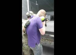 Enlace a Se le rompe la AK-47 mientras practicaba y se le vuelve automática