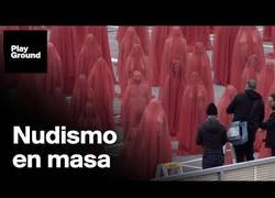 Enlace a Cuando 500 personas desnudas se unen para crear arte