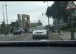Enlace a Un conductor la lía en Vigo conduciendo marcha atrás por la Plaza América
