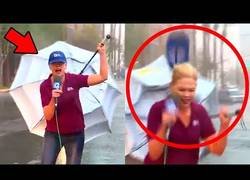 Enlace a El gran sufrimiento de los reporteros cuando tienen que cubrir una noticia con mal tiempo