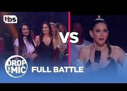 Enlace a Divas de las WWE se enfrenta una batalla de rap contra las actrices de GLOW