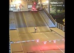 Enlace a Una de las peores cosas que puedes hacer es saltarte unas barreras de un puente levadizo