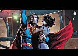 Enlace a Superman intenta salvar a Lois... pero tiene un imprevisto