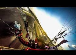 Enlace a Graban una carrera de drifting desde un paramotor como nunca antes lo habías visto