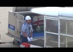 Enlace a El gran trabajo de estos empleados con el equipaje en un aeropuerto de Japón