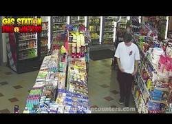 Enlace a Este chaval no se ganará la vida robando gasolineras