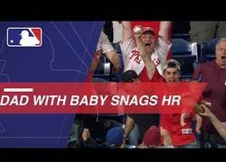 Enlace a Ya tenemos al padre del año que pilla la pelota de baseball mientras agarraba a su bebé en brazos