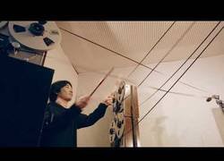 Enlace a Tocando cintas clásicas de películas como si fuese un tambor y el sonido es genial