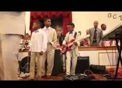 Enlace a El increíble show musical de este chico con su guitarra eléctrica en plena misa