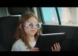 Enlace a Citroën saca al mercado las primeras gafas llamadas SEETROËN que sirven para no marearte mientras lees en el coche