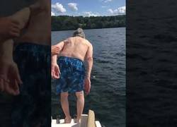 Enlace a El gran baño en el mar de este abuelito con 102 años