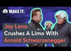 Enlace a Arnold Schwarzenegger y Jay Leno destrozan en pedazos una limusina montados en un tanque