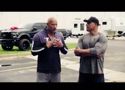 Enlace a Dwayne Johnson sorprende a su doble regalándole un cochazo