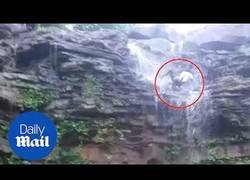 Enlace a Los peligros de hacerse un selfie en una cascada de 12 metros de altura