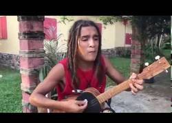Enlace a Interpretando uno de los hits de Bob Marley con todos los instrumentos pegados al cuerpo