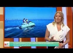 Enlace a Una reportera de 'Murcia Conecta' se cae al agua mientras iba en moto durante una conexión en directo