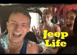 Enlace a Estos chicos tienen la inteligente idea de abrir totalmente su coche en mitad de un lavadero