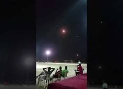 Enlace a La tranquilidad de esta gente jugando al fútbol en Yemen mientras varios cohetes son lanzados por encima de sus cabezas