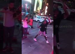 Enlace a La diversión de los neoyorkinos cuando escuchan un violín